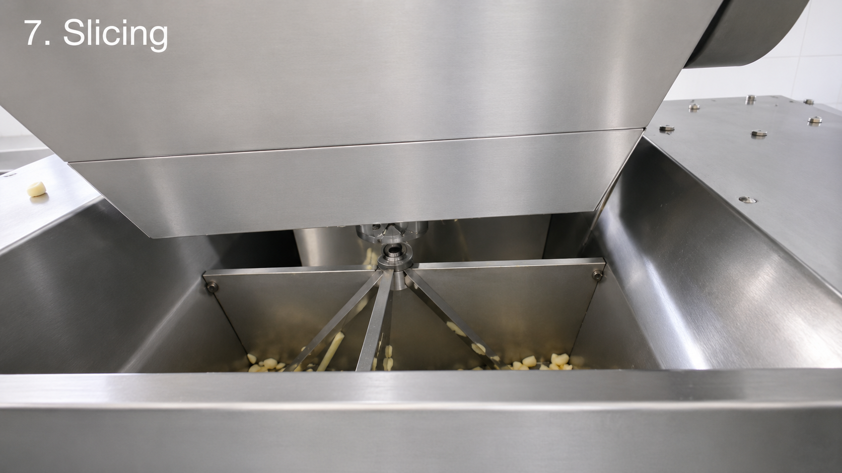 Garlic slicing at Yuminaga processing facility